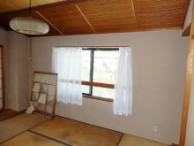 吹き抜け天井に木の梁で作ったオリジナル照明